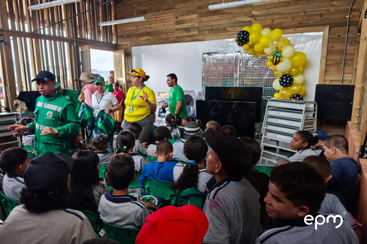 Niños y adultos reunidos en escuela entregada por EPM y el municipio de Amalfi