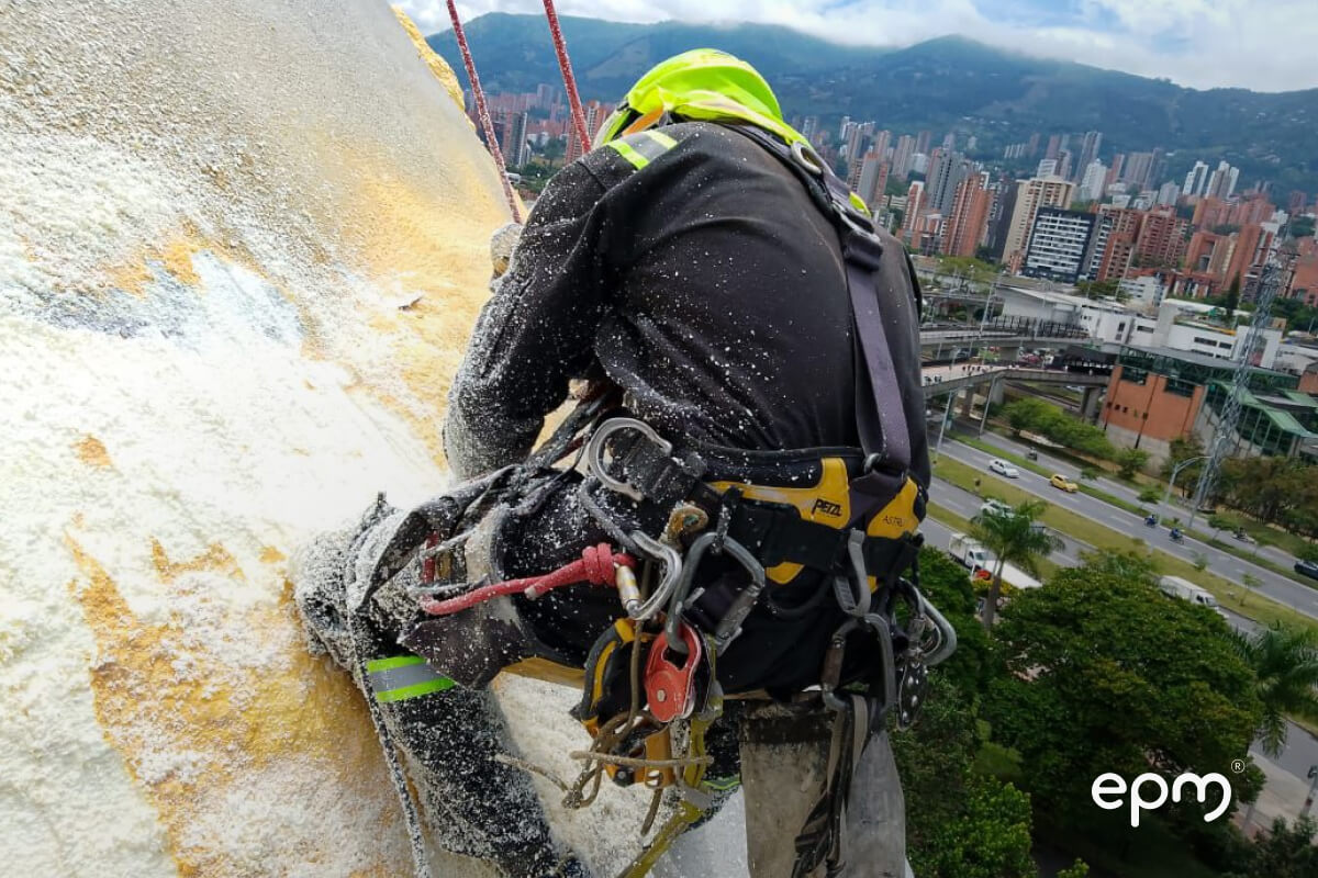 Operario de mantenimiento de EPM reparando un biodigestor.