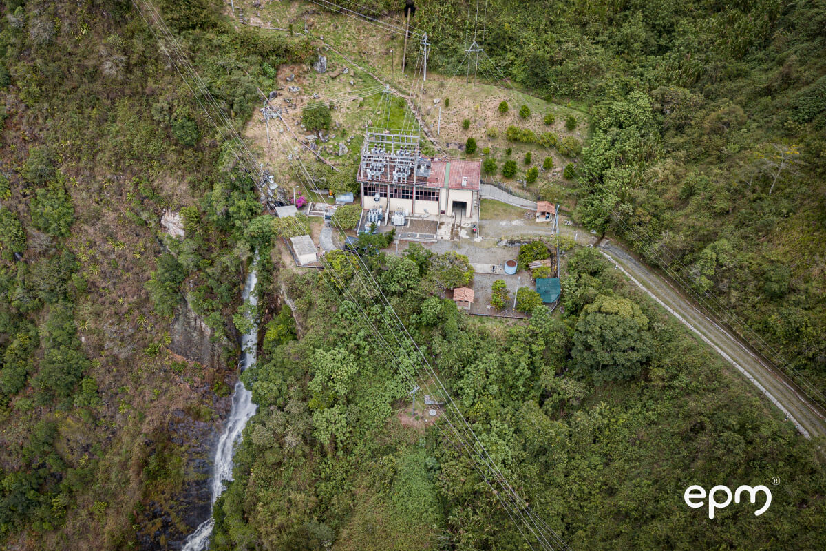 Fotografía aérea de planta de energía hidráulica epm