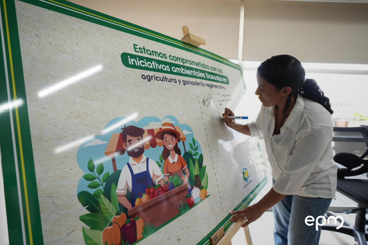 Profesional registra ideas en tablero sobre iniciativas de agricultura y ganadería regenerativa impulsadas por EPM y Corantioquia.