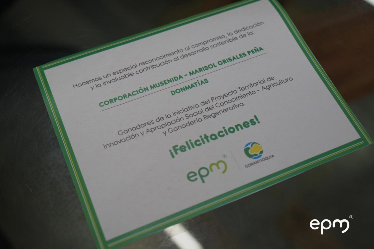 Certificado de reconocimiento a proyecto comunitario ganador que promueve la protección del agua, suelo y biodiversidad.
