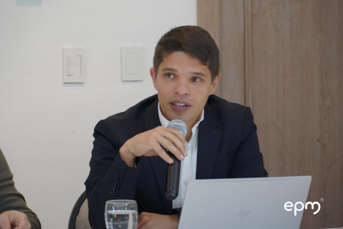 Representante de EPM interviene durante el seminario de lanzamiento de la cooperación técnica con Corea del Sur.