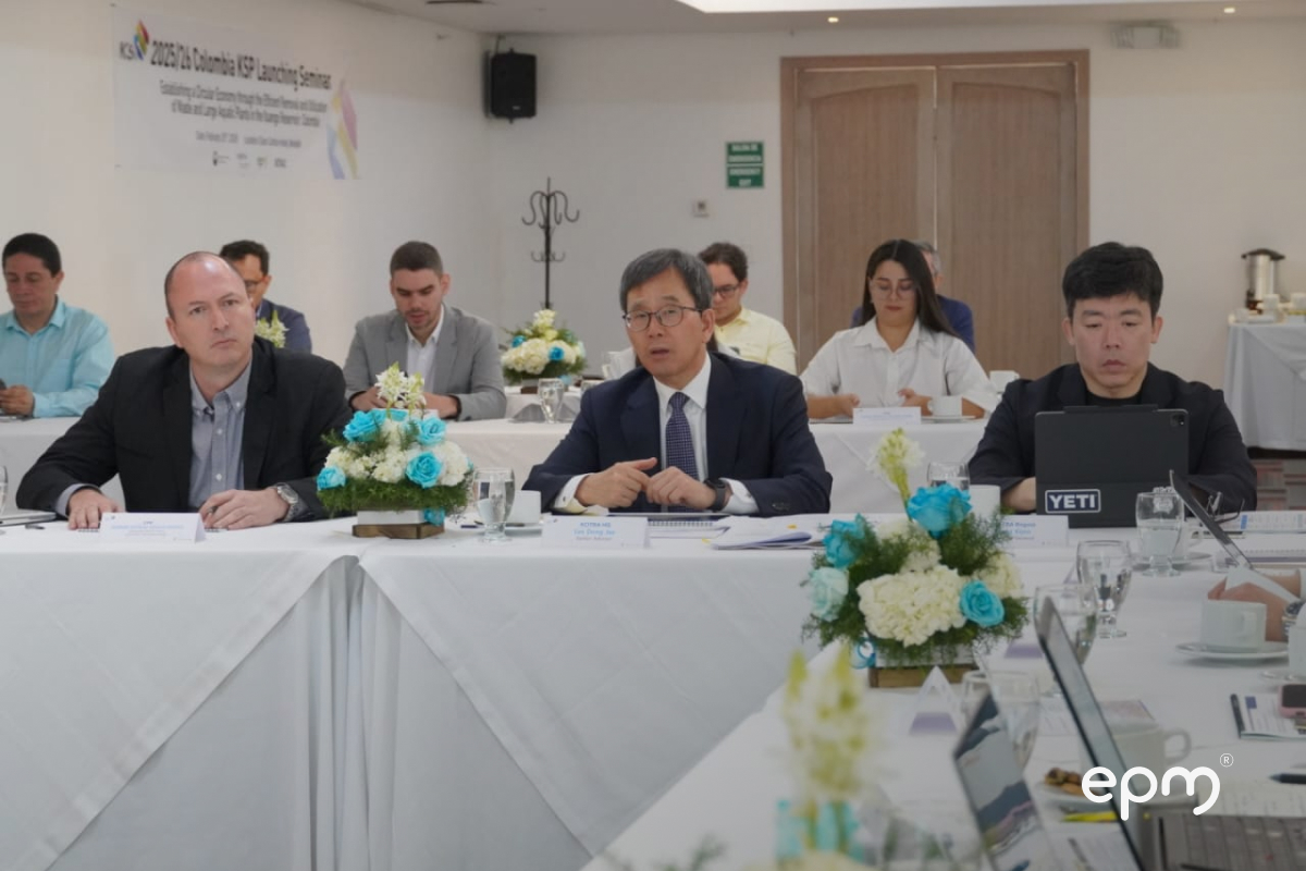 Delegados de EPM y Corea del Sur participan en una mesa de trabajo sobre economía circular y aprovechamiento de biomasa.