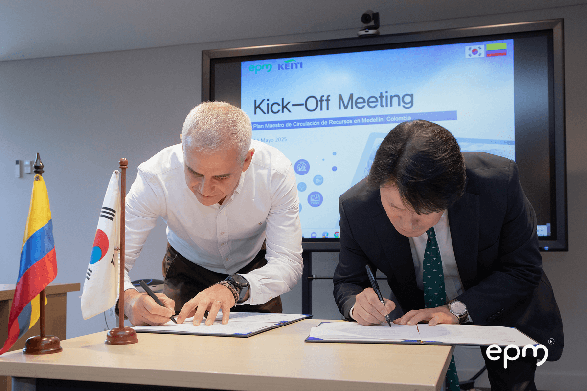 Fotografía deRepresentantes de EPM y Corea del Sur firman acuerdo técnico para establecer el Plan Maestro de Circulación de Recursos en Medellín.