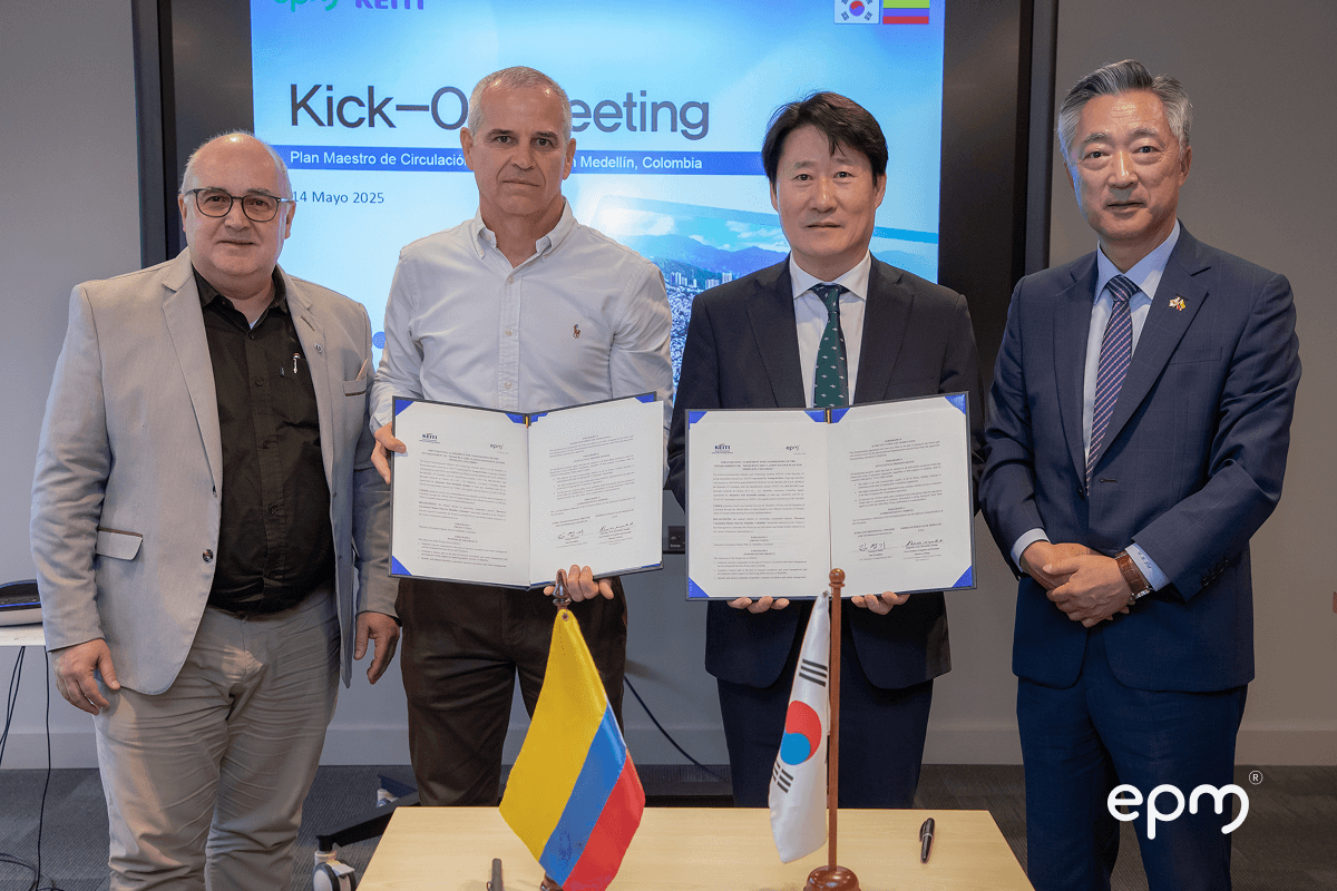 Fotografía de directivos de EPM y Corea del Sur muestran el acuerdo firmado para el desarrollo del Plan Maestro de Circulación de Recursos.