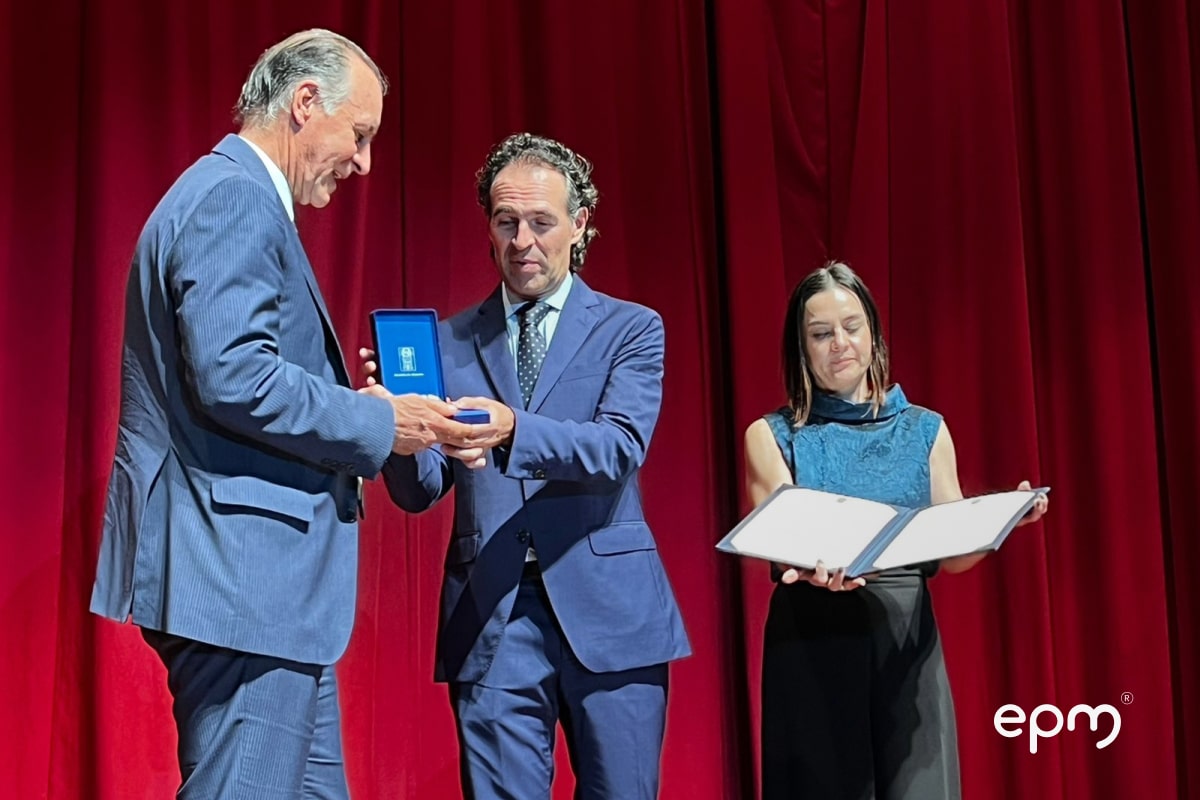 Momento de reconocimiento en la celebración de los 70 años de EPM