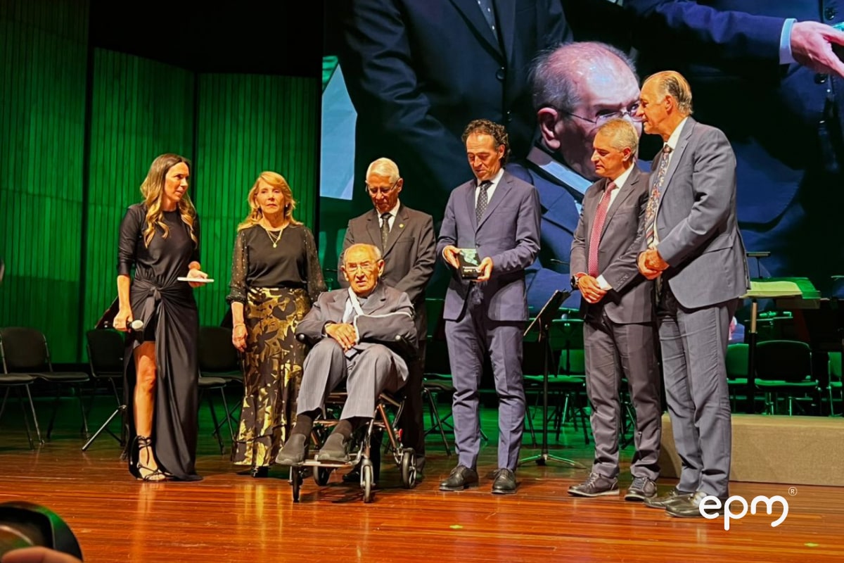 Reconocimiento en la celebración de los 70 años de EPM, con destacadas personas en el escenario.