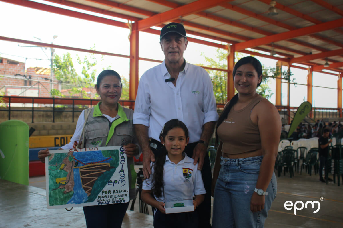 Foto del CEO de EPM posando con miembros de la comunidad de Hidroituango, celebrando la entrega de paquetes escolares de EPM a las comunidades de Hidroituango