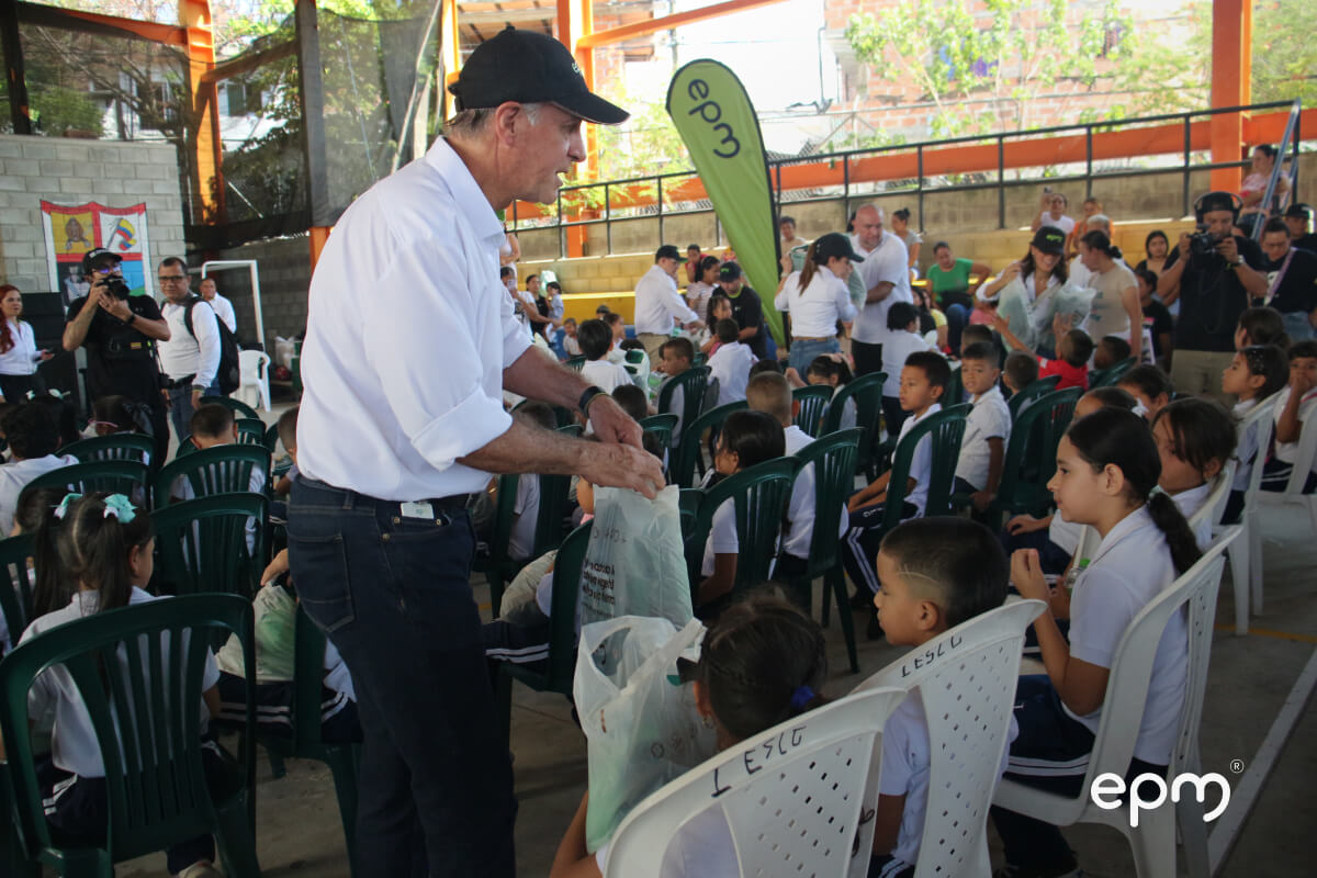 CEO de EPM distribuyendo útiles escolares a niños en comunidades de Hidroituango