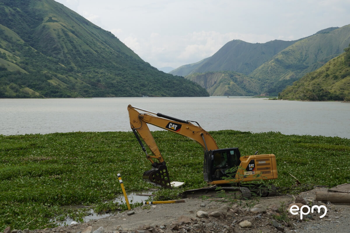 Retroexcavadora a la orilla de un río