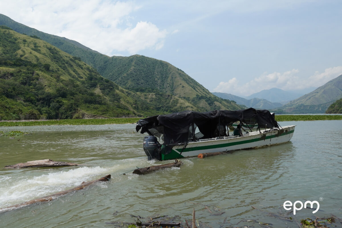 Lancha en un río