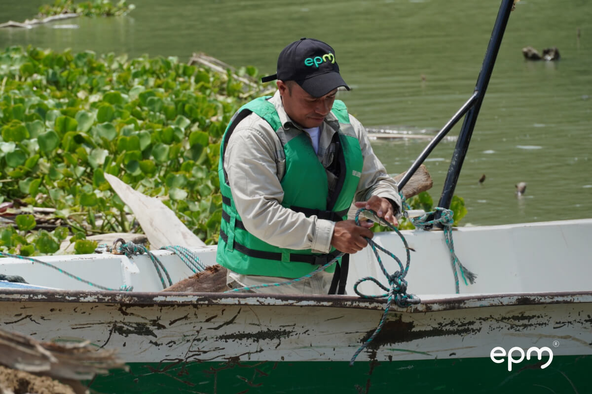 Trabajador de EPM pescando