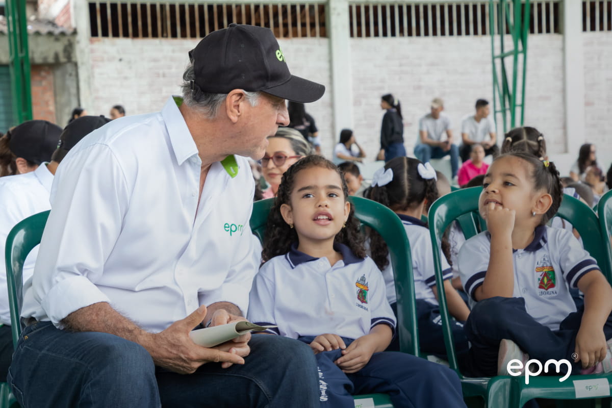 John Maya Salazar, gerente de EPM hablando con los niños durante el evento de entrega de kits escolares