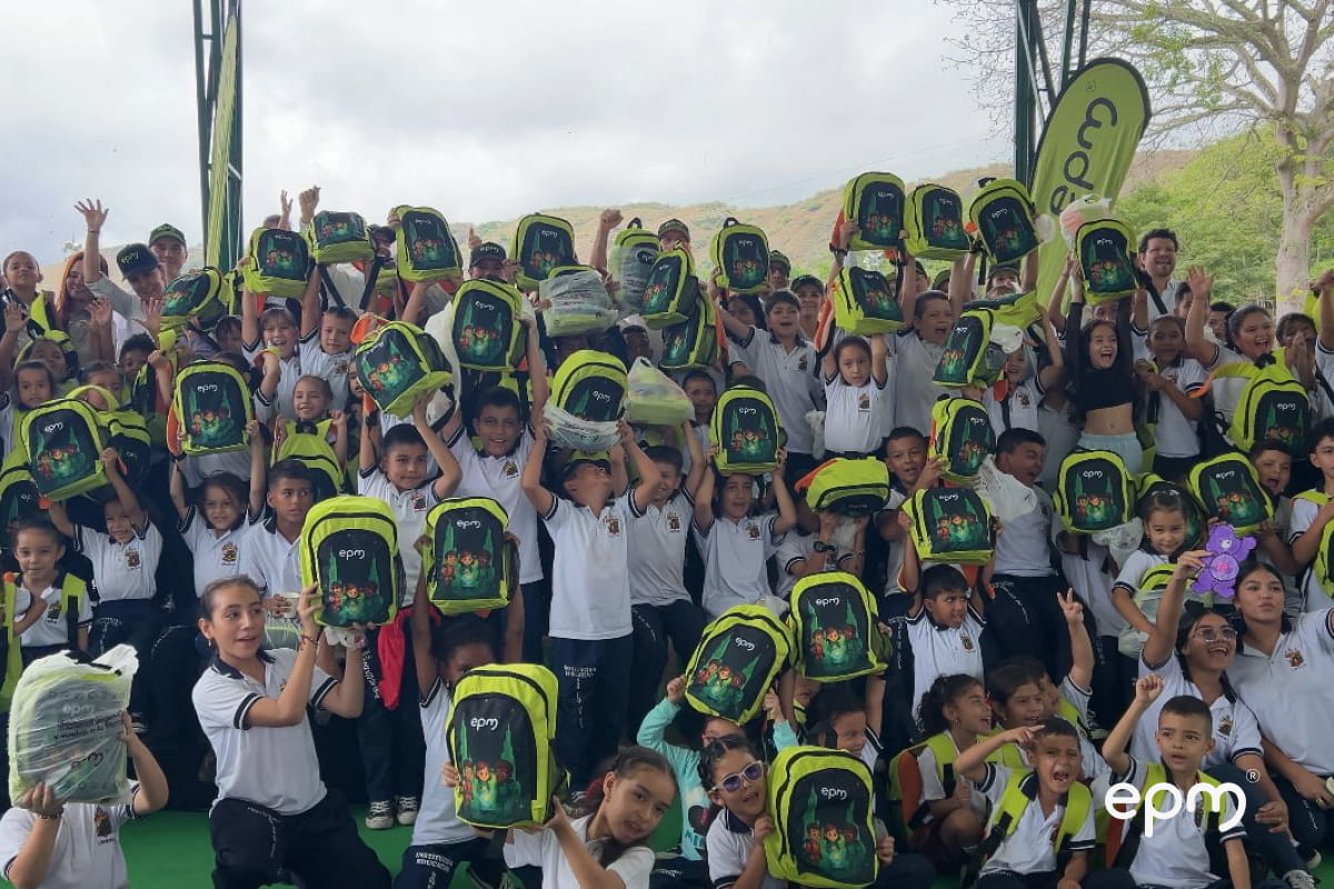 Niños de institución educativa con kits escolares de EPM