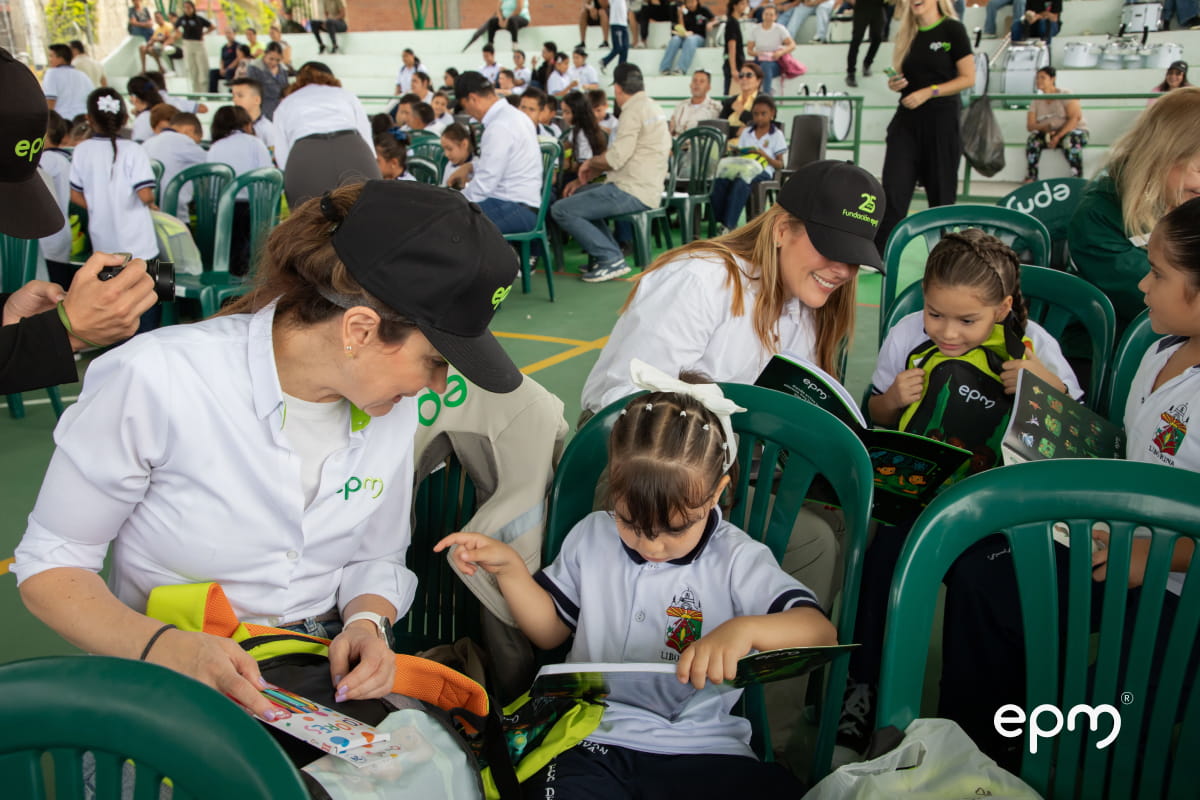 Personal de EPM compartiendo con niños del municipio de Liborina en entrega de kits escolares