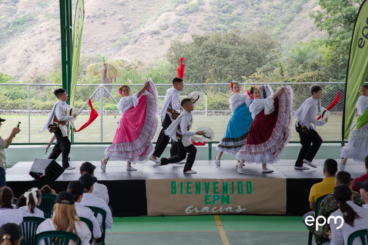 Niños bailando danza durante el evento de entrega de kits escolares de EPM