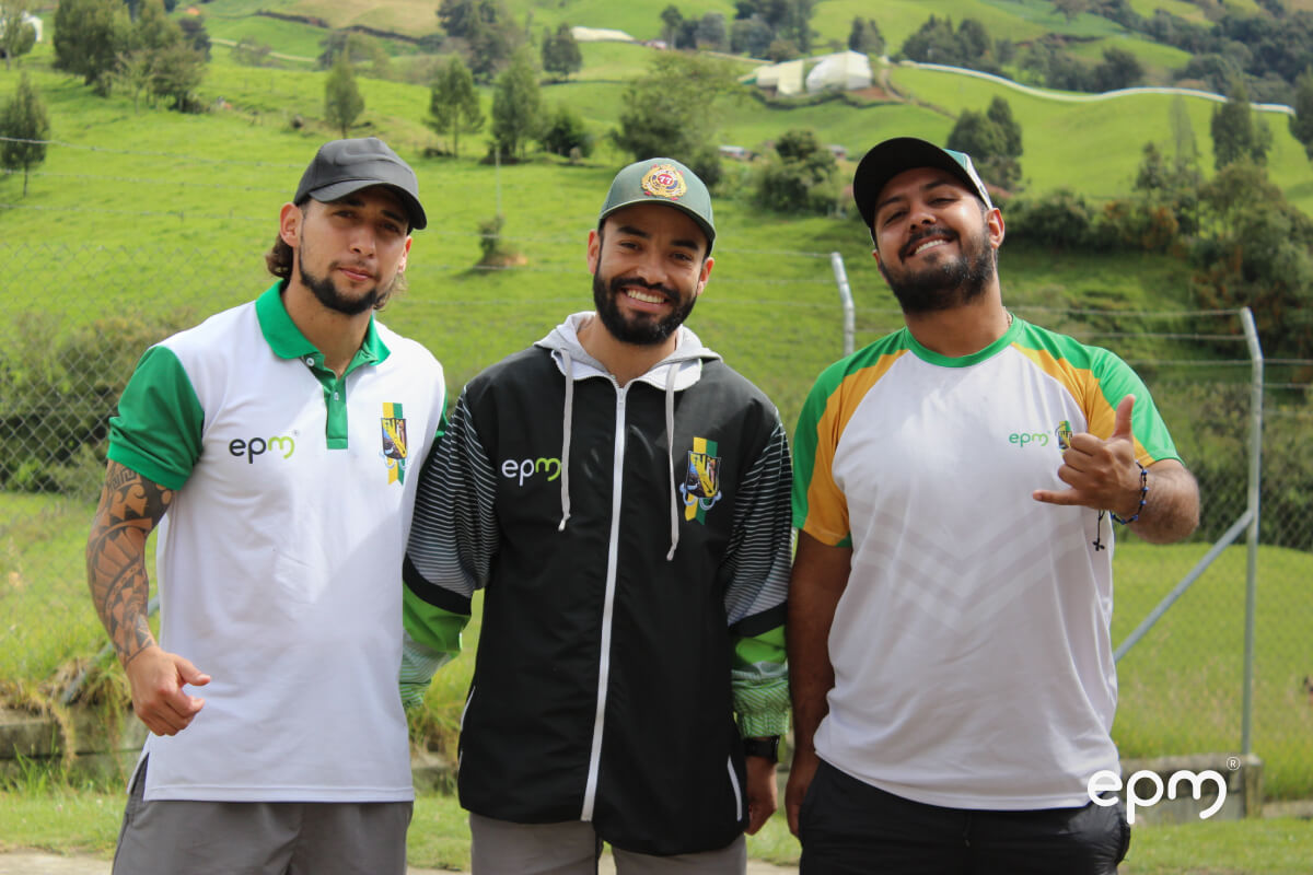 Tres miembros de EPM sonríen a la cámara