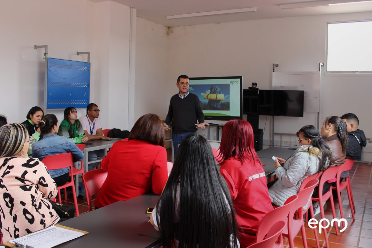 Miembro de EPM reunidos con la comunidad