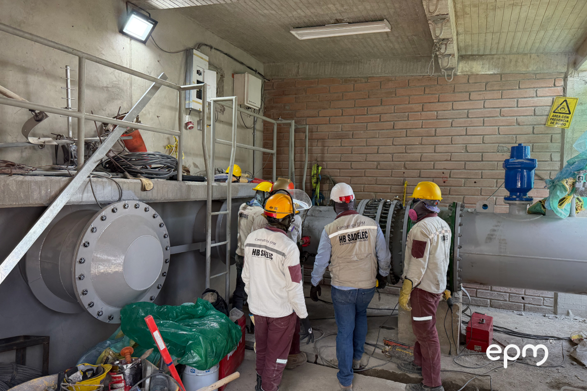 Equipo técnico de EPM realiza labores de mantenimiento para fortalecer la seguridad operativa del sistema hidroeléctrico.