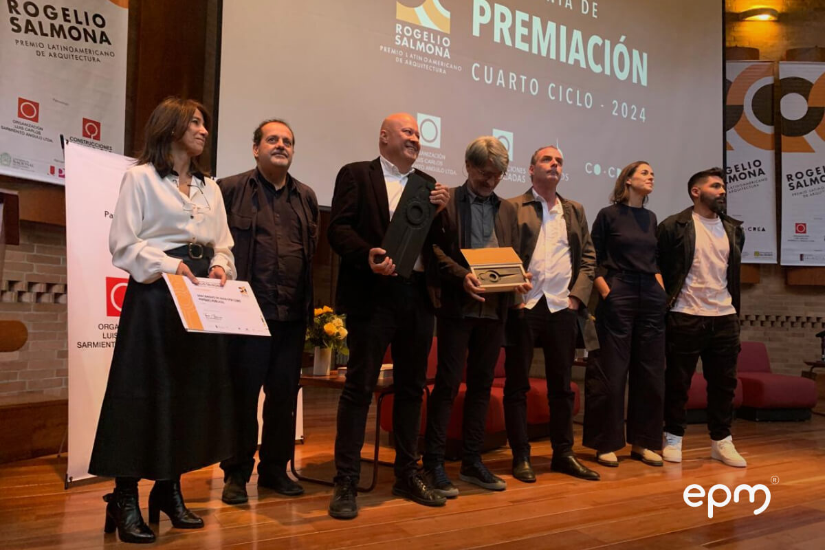 Funcionarios de EPM recibiendo el premio
