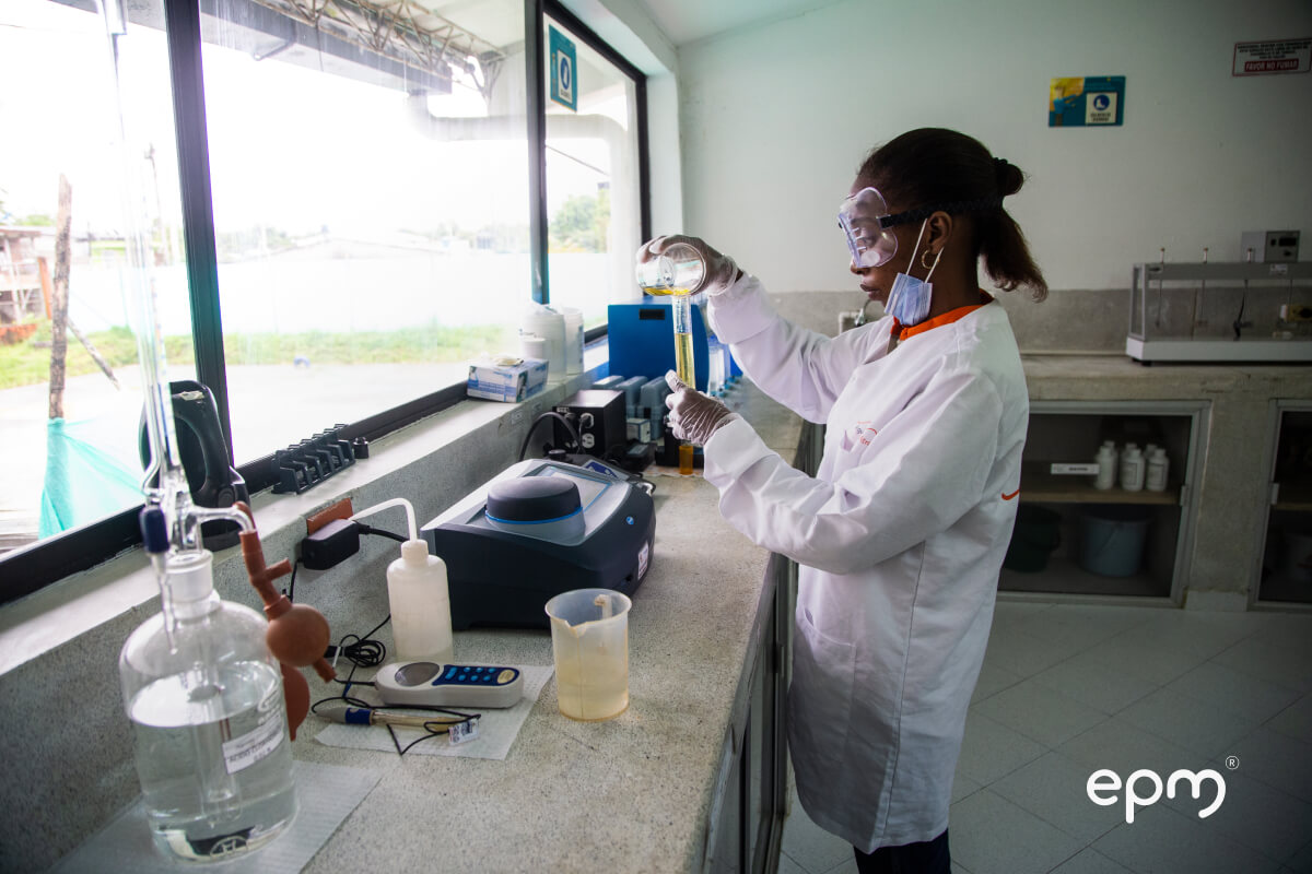 Mujer realizando estudios de potabilidad del agua