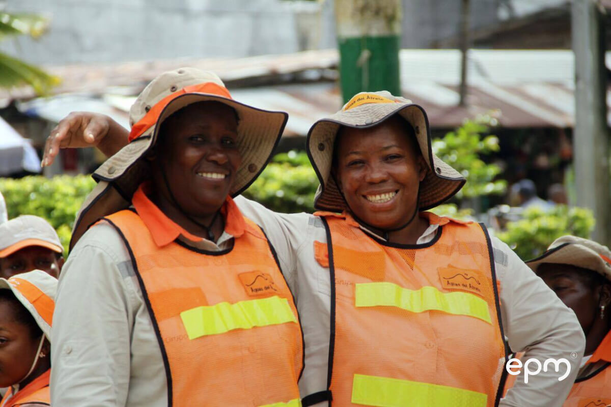 Trabajadoras de aguas de atrato sonriendo