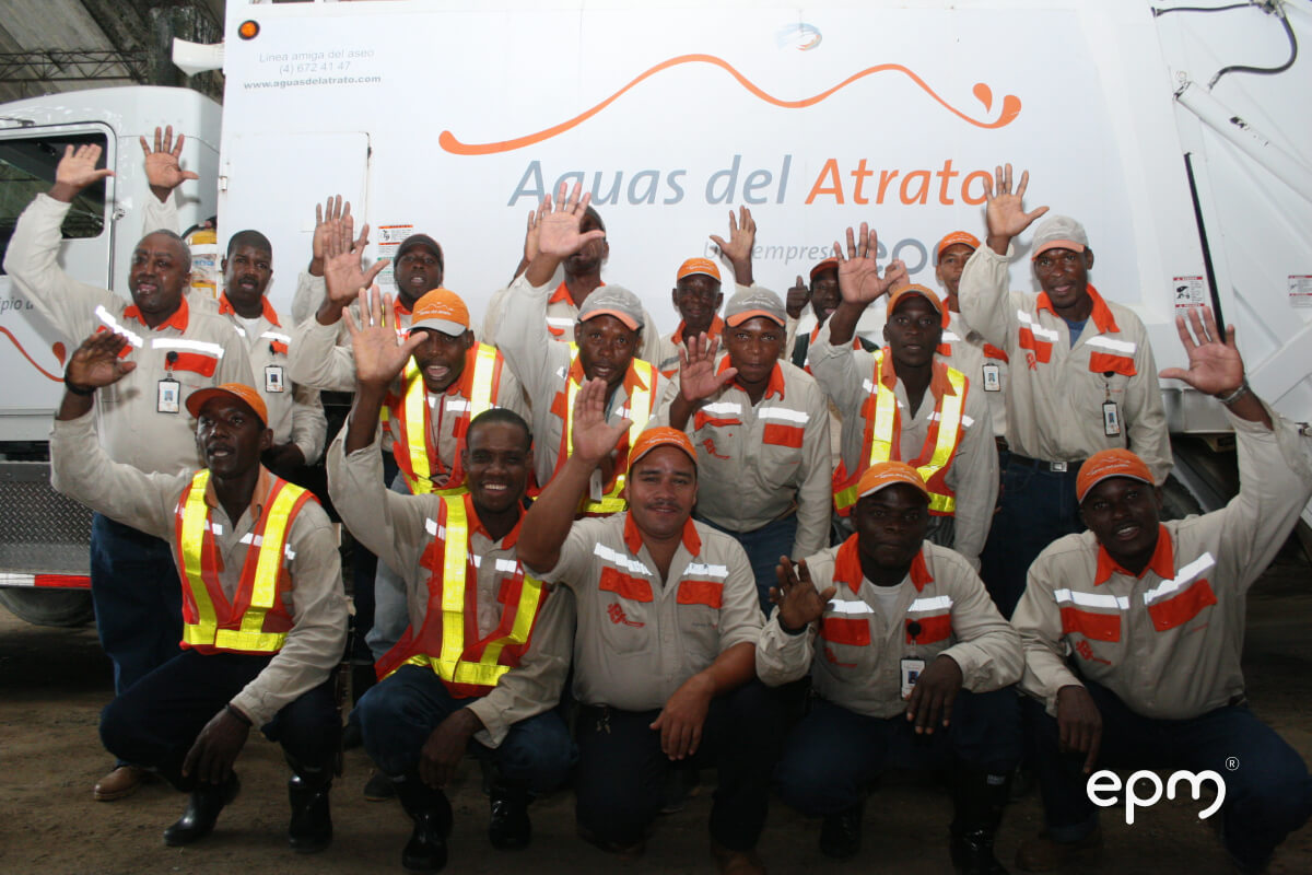 Trabajadores de aguas de Atrato saludando