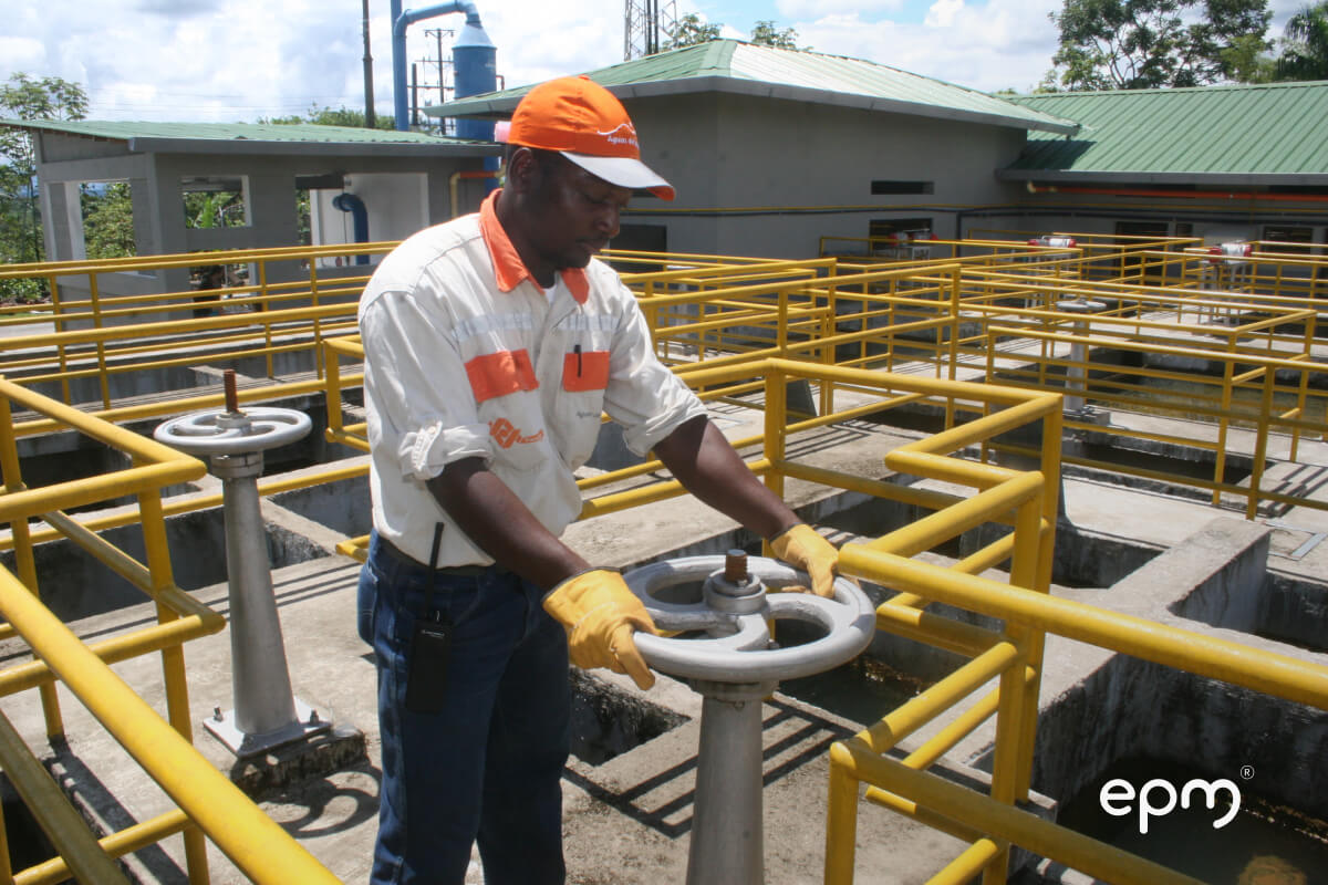 Trabajador en la planta de tratamiento de aguas
