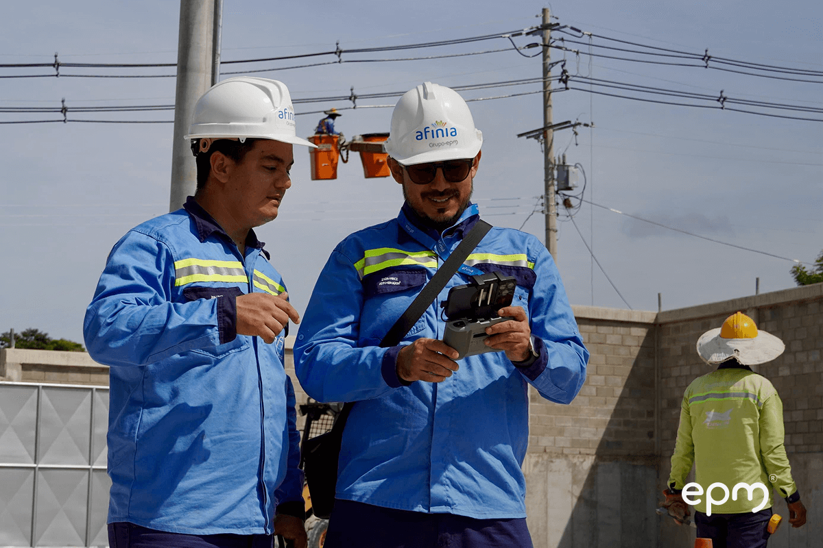 Fotografía de colaboradores de Afinia revisan equipos de monitoreo en una obra eléctrica. Se observa trabajo coordinado en campo.