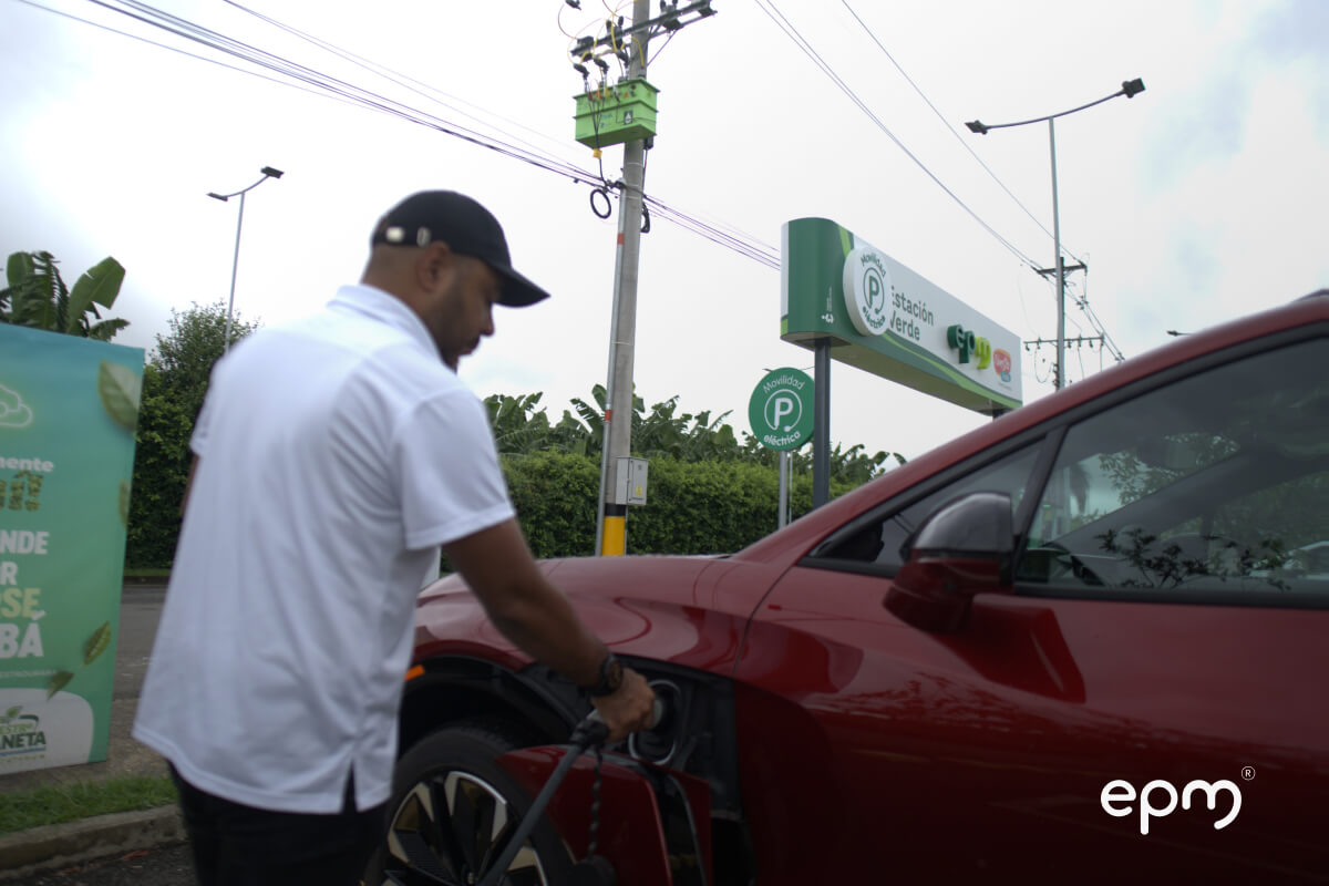 Persona conectando vehículo eléctrico a la nueva estación de carga EPM en Apartadó