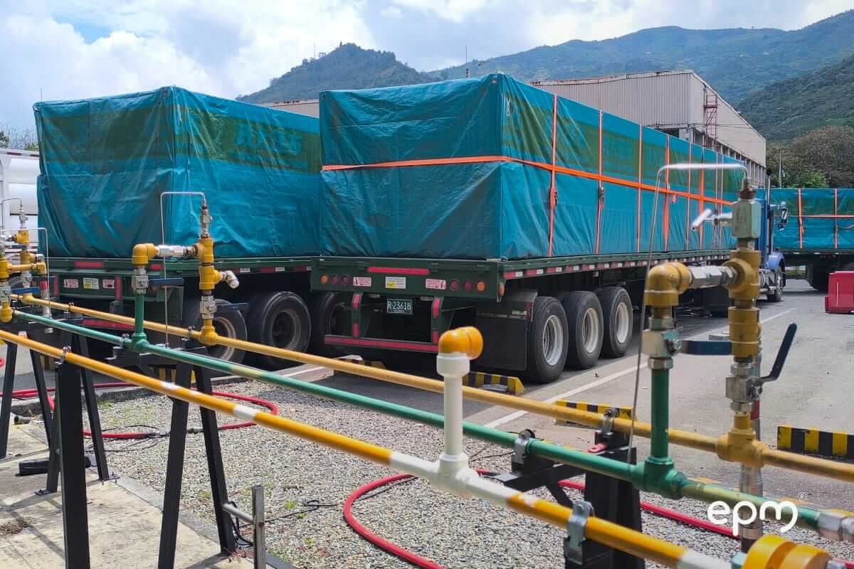 Tractomulas con lona azul para el transporte de gas natural