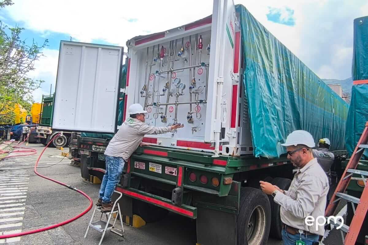 Funcionarios de EPM revisando tractomula que transporta gas natural
