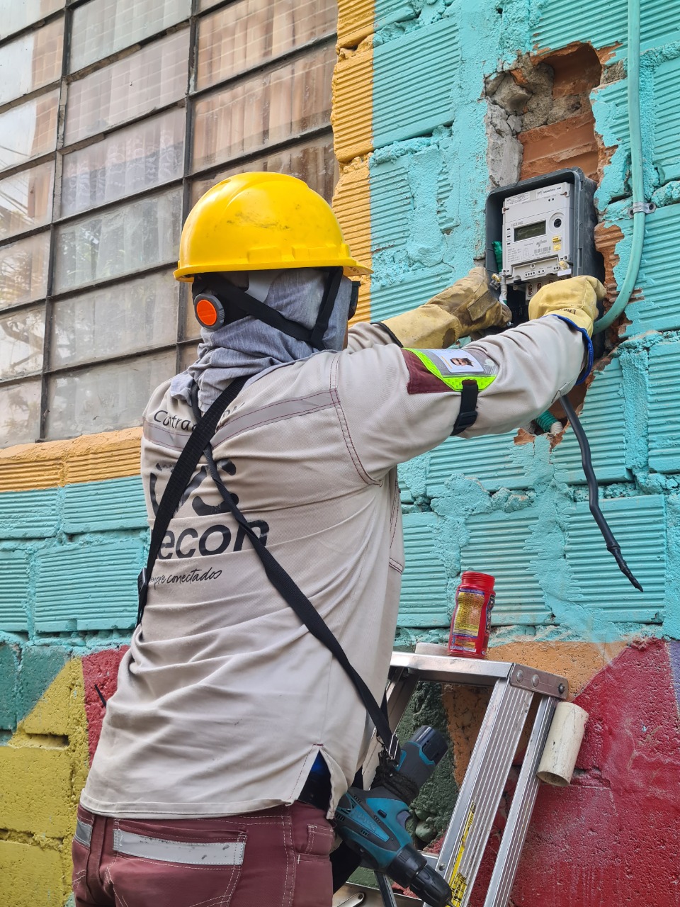 Trabajador de EPM arreglando un contador de energía