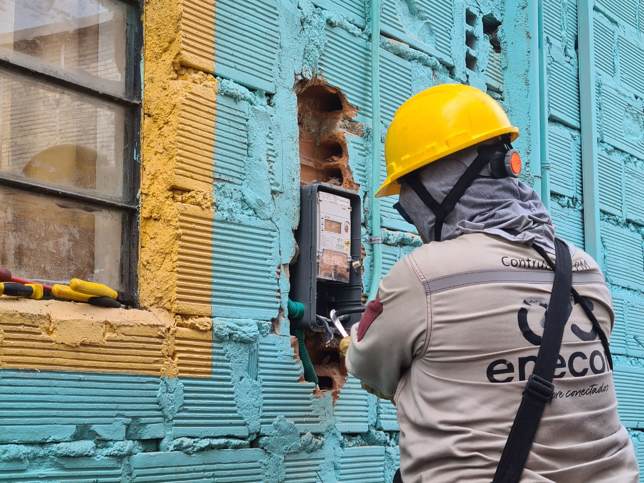Trabajador de EPM arreglando un contador de energía