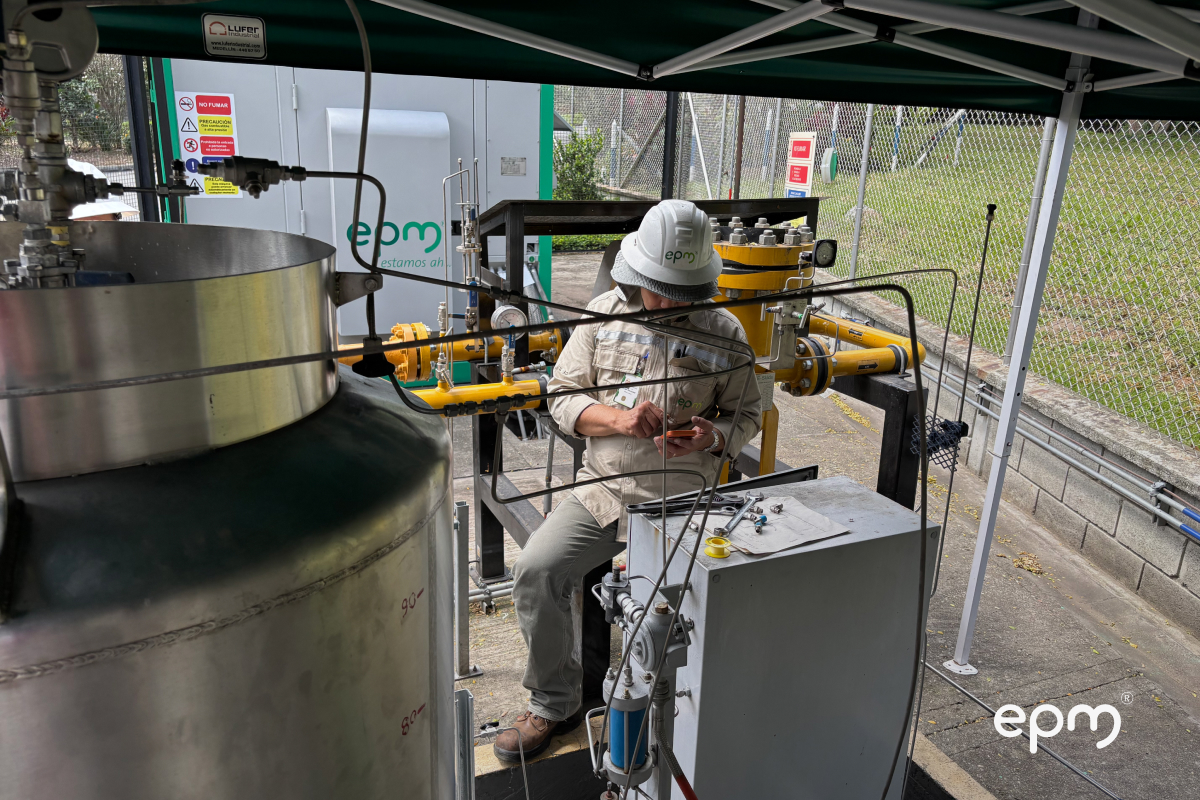 Personal operativo de EPM en instalación de sistema de odorización