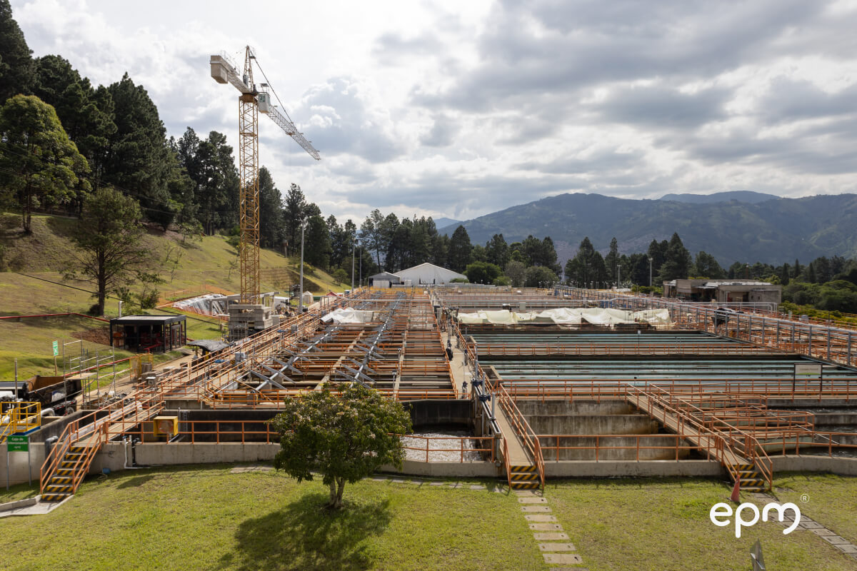 Vista general de la planta de potabilización Manantiales en modernización, con grúa y estructuras de obra.