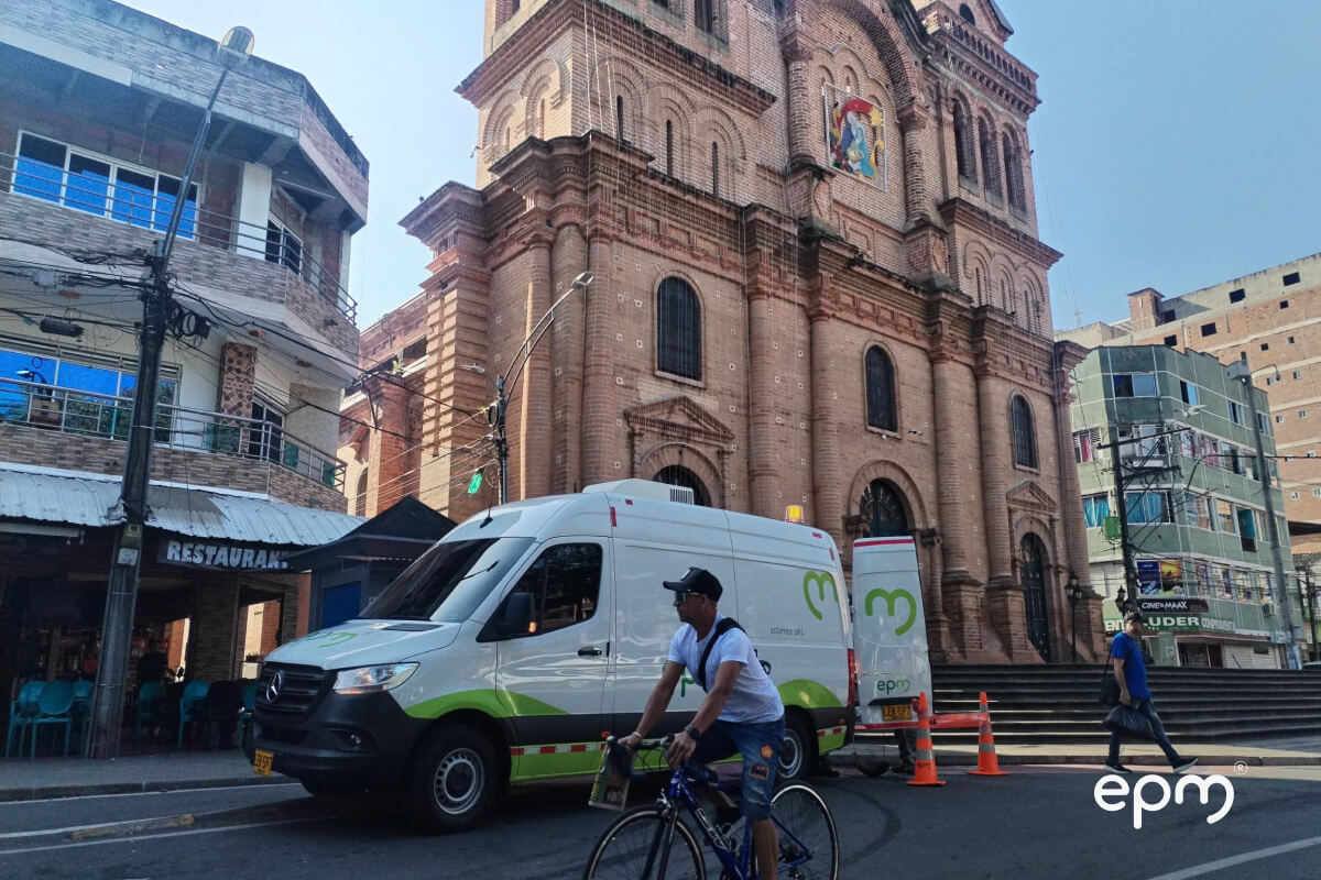 Vehículo de EPM estacionado en el municipio de Barbosa, Antioquia, como parte de las obras de infraestructura para garantizar el suministro de agua potable.