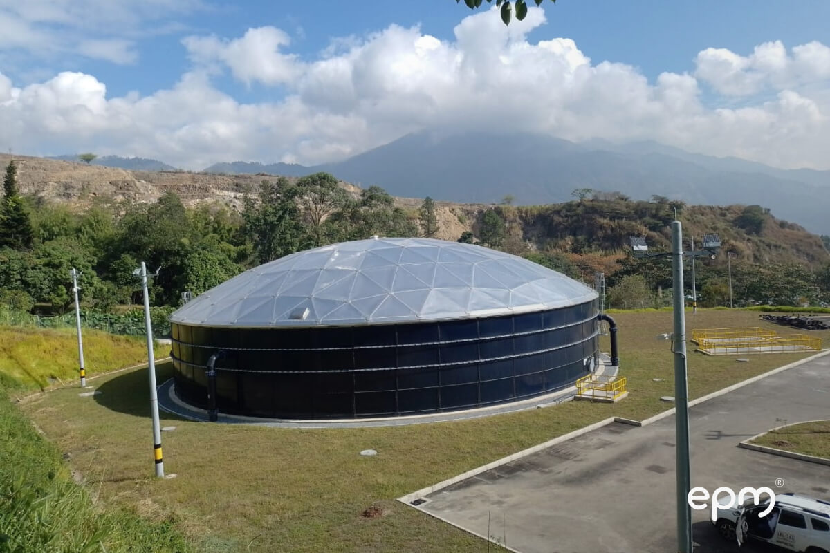 Fotografía tomada a un tanque de agua de EPM