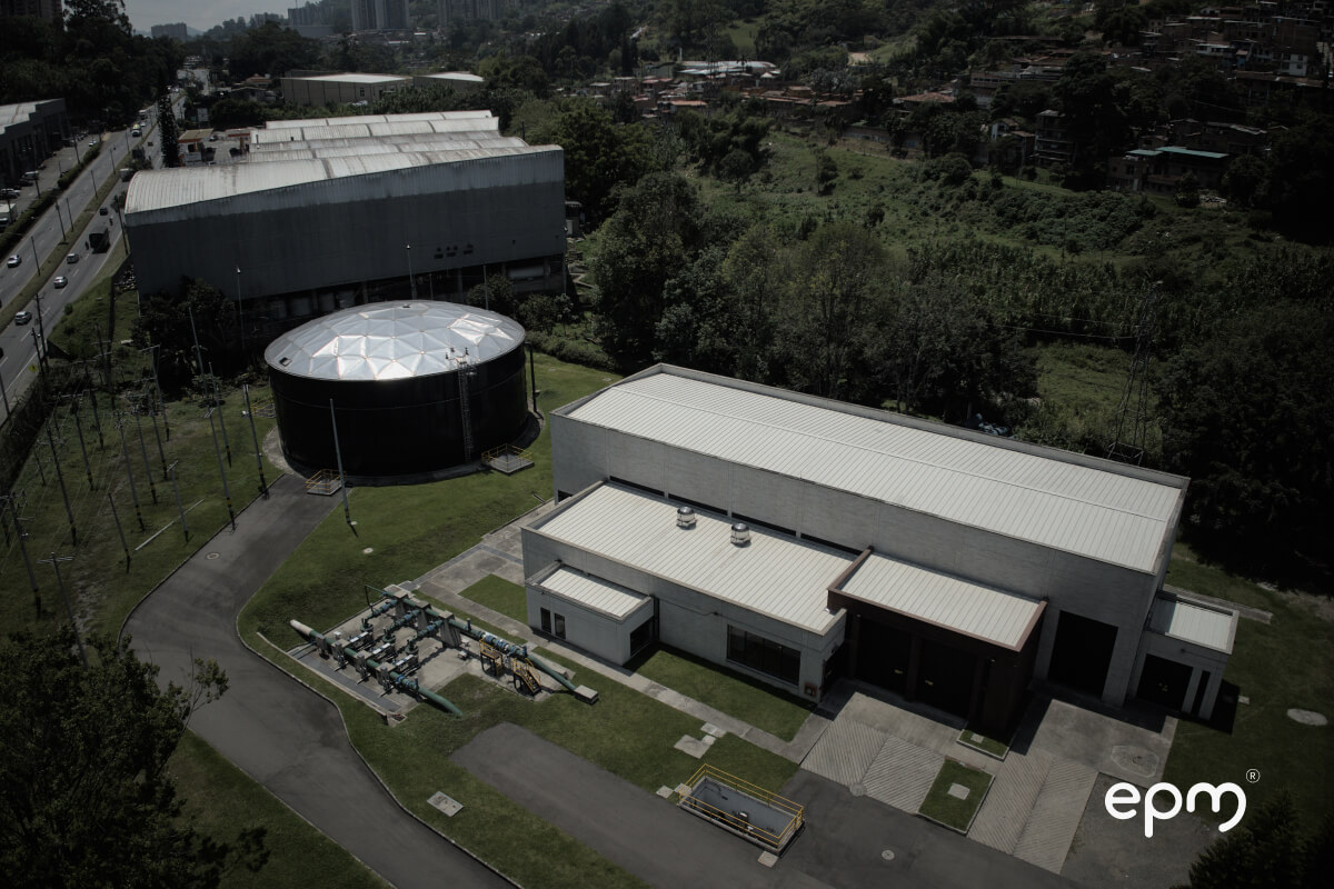 Fotografía tomada a un tanque de agua de EPM