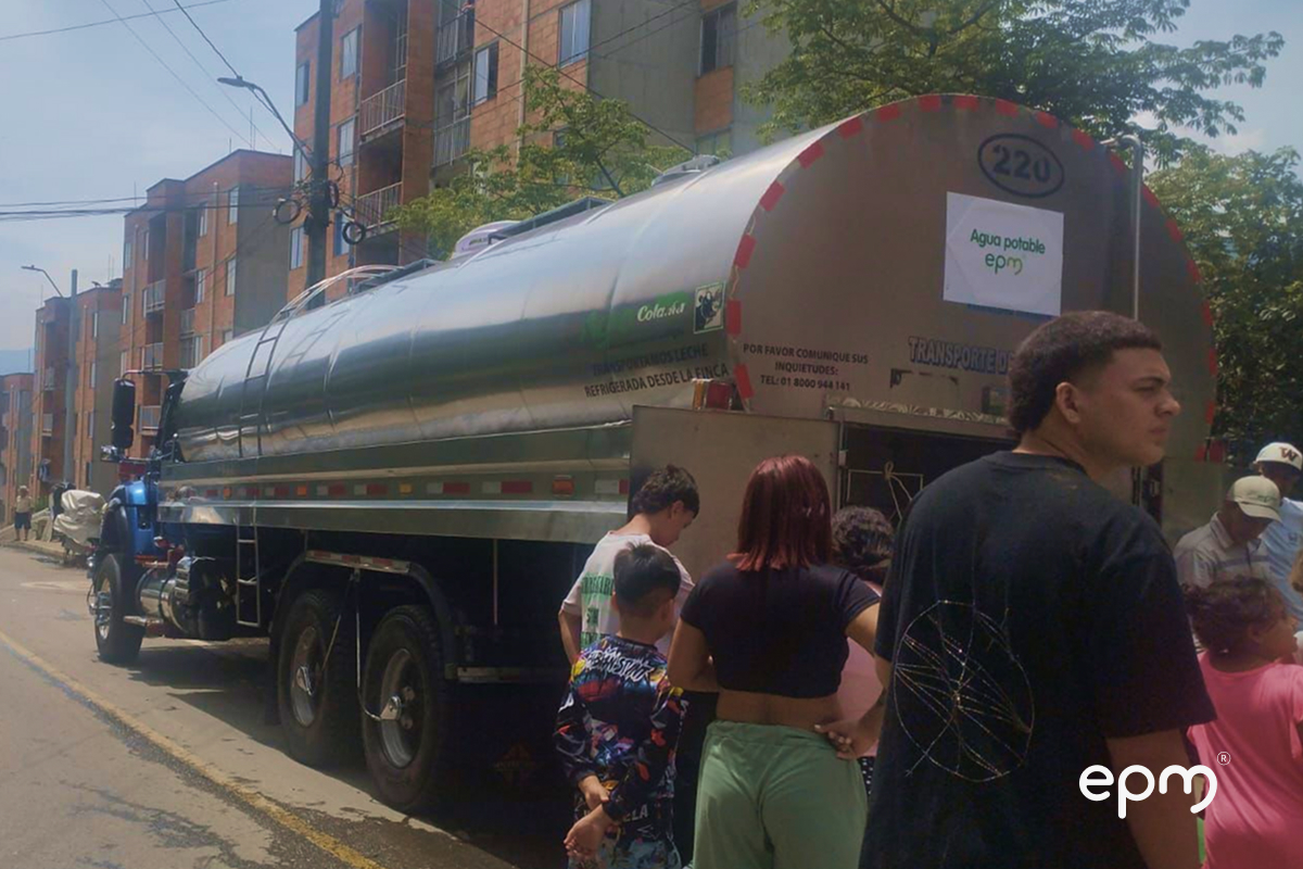 Personas esperando abastecimiento de agua de carrotanque de EPM