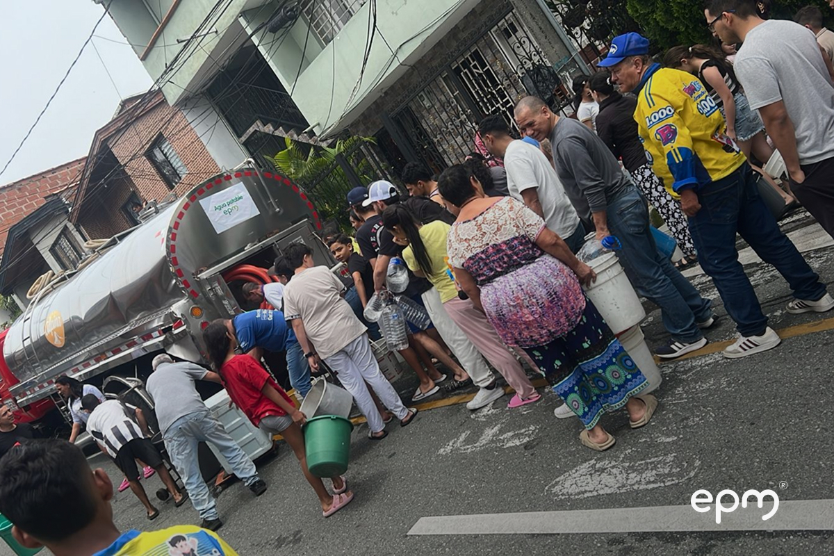 Personas abasteciendose de agua por medio de carrotanque de EPM