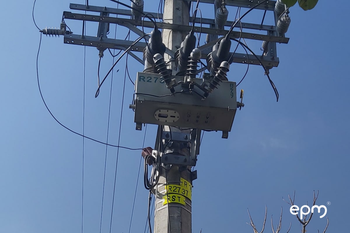 Fotografía de un transformador eléctrico de epm, en un poste de energía 
