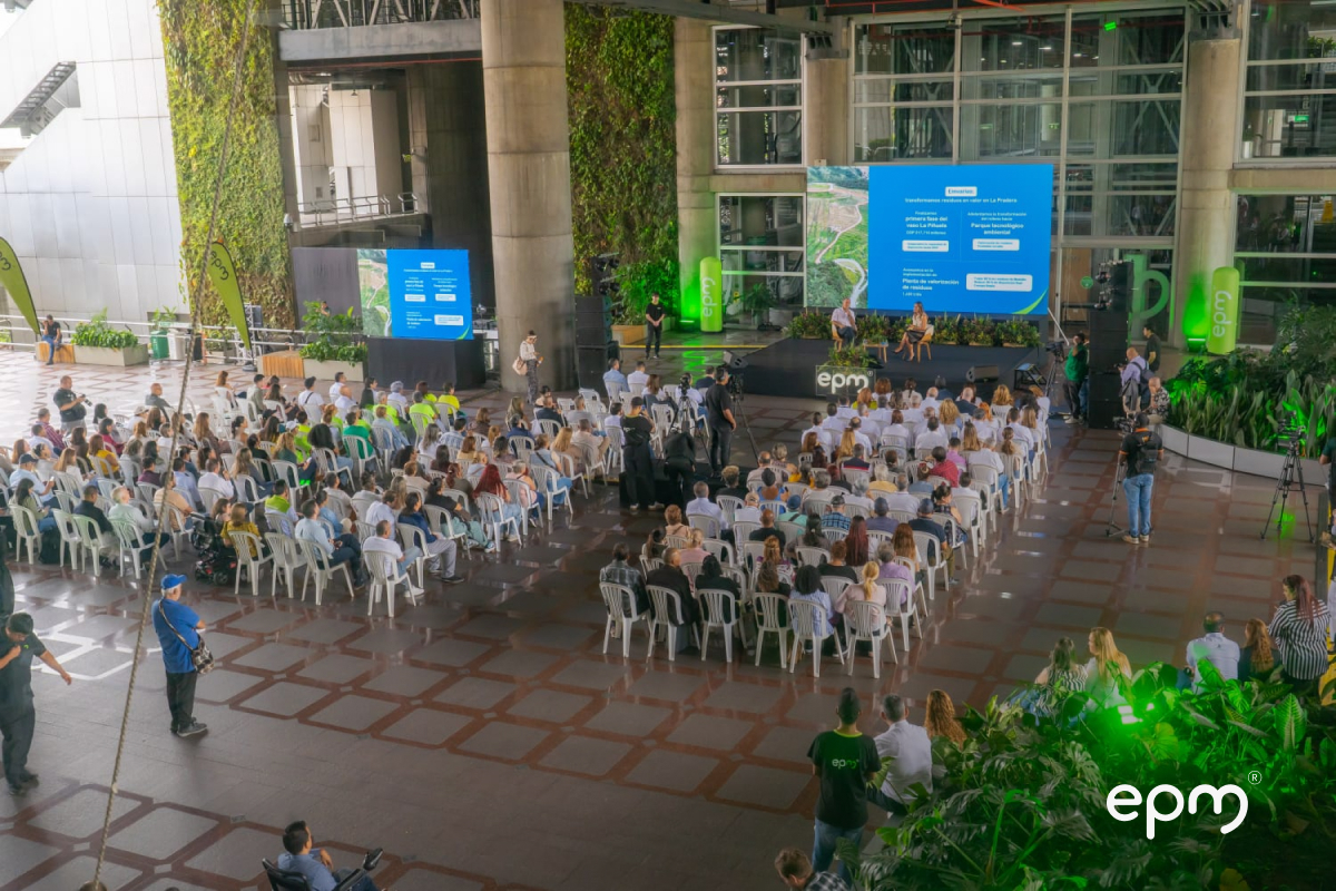 Asistentes participan en evento liderado por EPM sobre sostenibilidad y servicios públicos en Medellín
