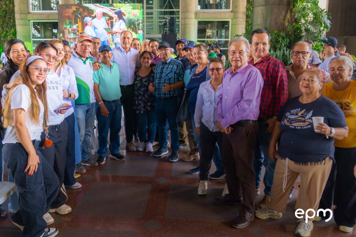 ohn Alberto Maya Salazar comparte con líderes comunitarios en encuentro organizado por EPM