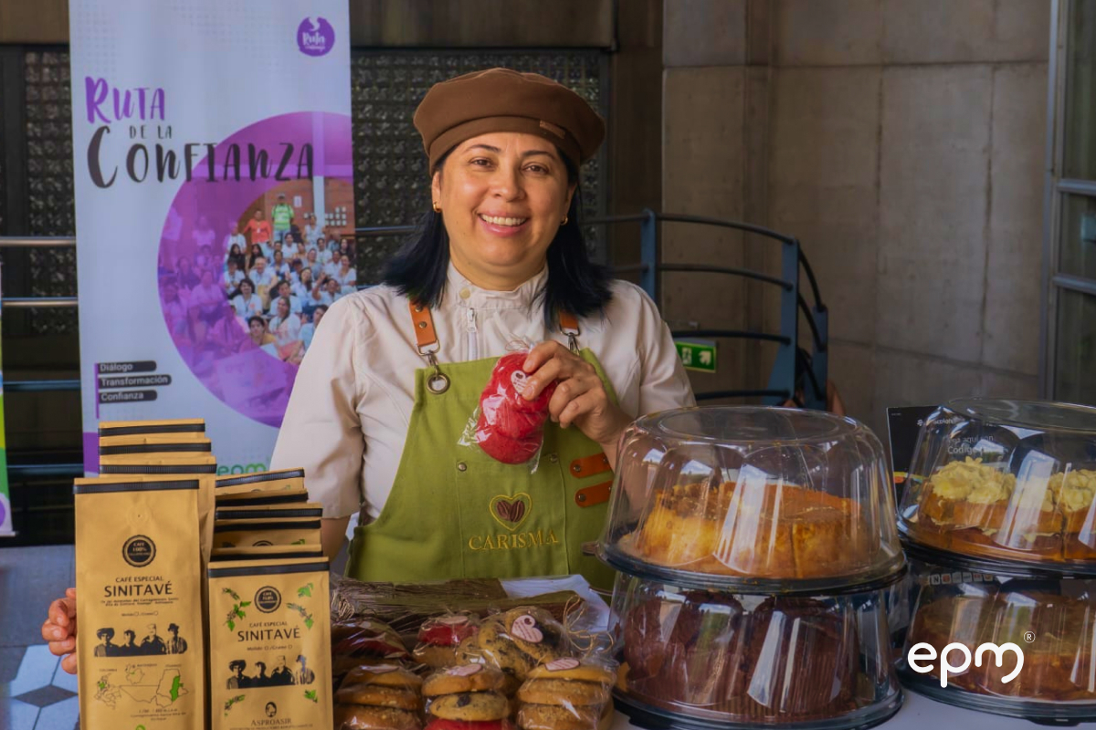 Emprendedora exhibe productos locales durante evento comunitario impulsado por EPM en Medellín