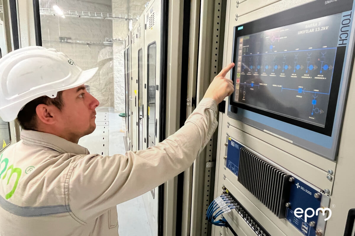Fotografía de un trabajador de EPM operando maquinaria del trabajo