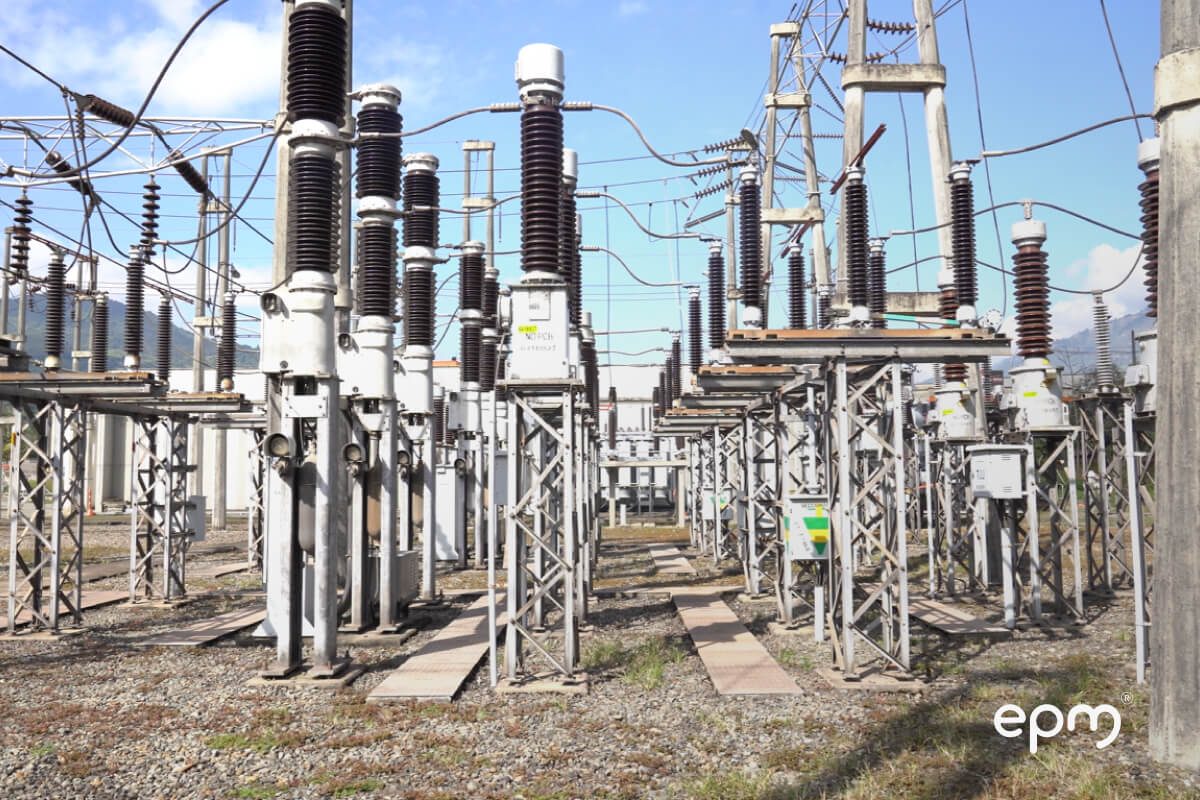 Fotografía de una subestación eléctrica con múltiples aisladores y equipos de alto voltaje