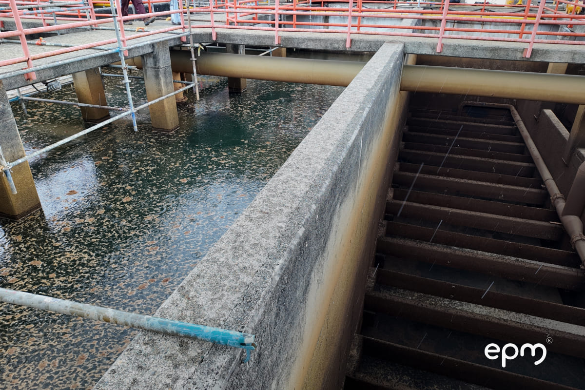 Sistema de tratamiento de agua en la planta Manantiales con canales, tuberías y flujo de agua en proceso de modernización.