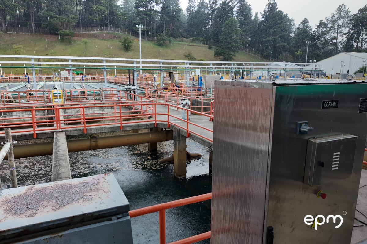 Vista general de la planta de tratamiento Manantiales con infraestructura operativa y equipos en funcionamiento durante su modernización.