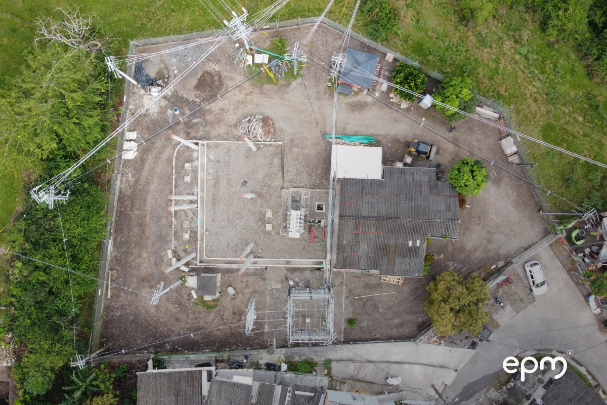Vista aérea cenital de una subestación eléctrica de EPM en construcción rodeada de zonas verdes.